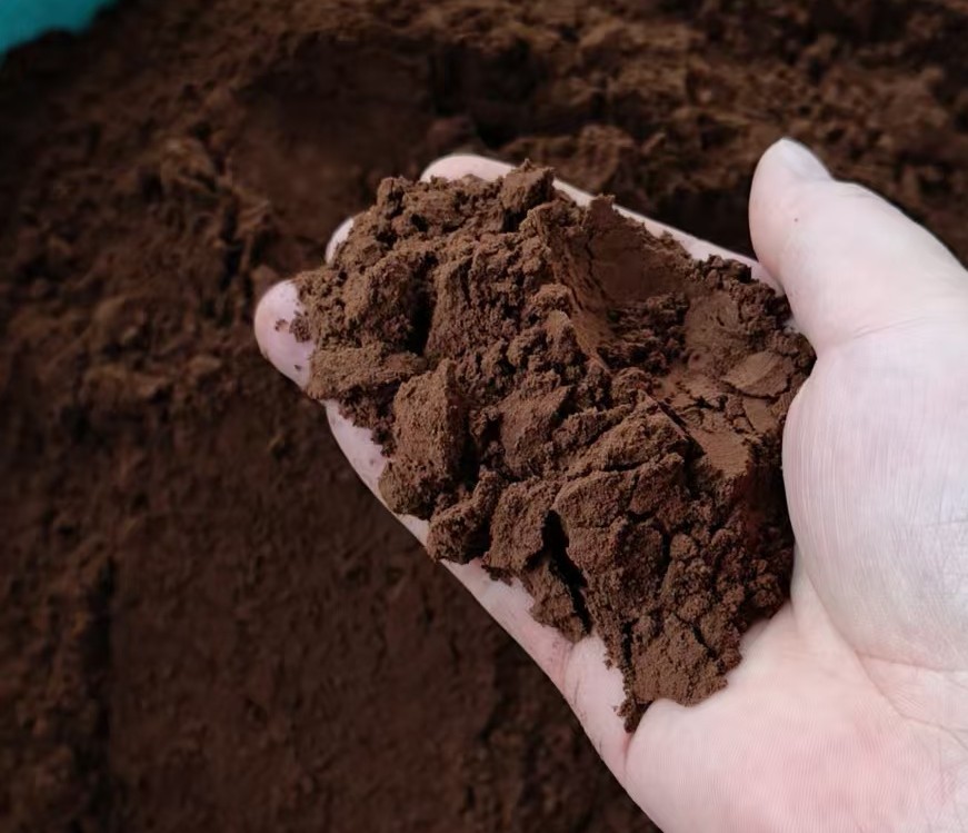 生物降解塑料颗粒产品特写，透明包装袋装白色颗粒状材料，标签标识清晰，体现环保特性