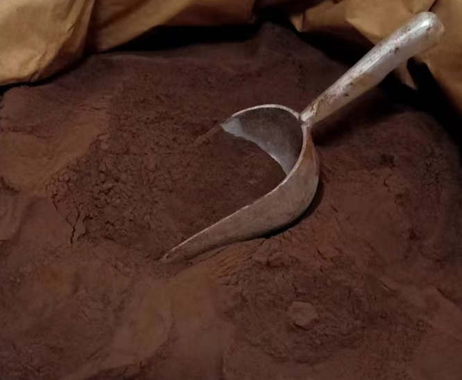 医用生物膜材料样品，透明薄膜状材料平铺展示，边缘整齐，表面光滑，体现医用级别品质