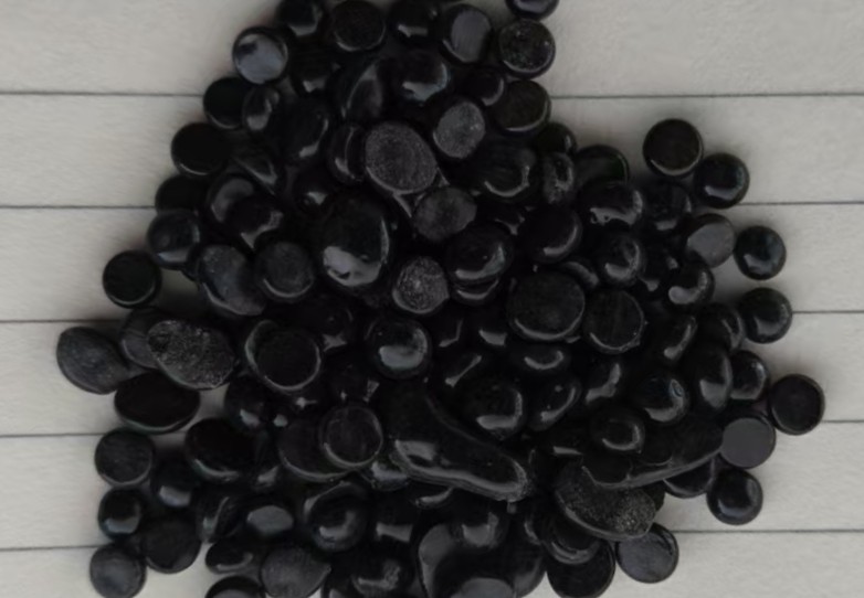 生物基胶粘剂产品，透明液体状材料装在白色容器中，标签显示产品信息，体现环保胶粘特性