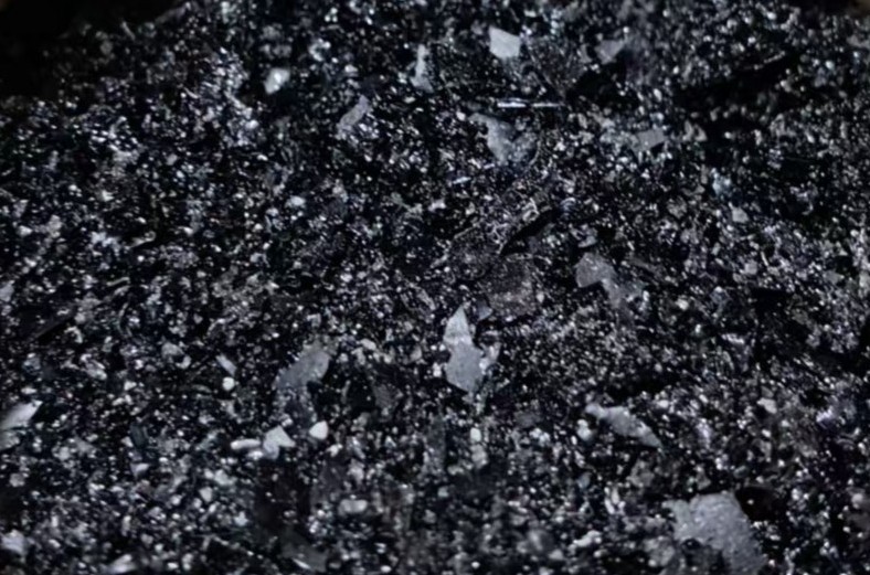 生物活性玻璃颗粒，透明玻璃状小颗粒装在透明容器中，颗粒圆润，体现生物相容性