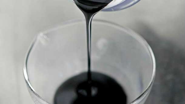 生物基塑料板材，平整的板材表面，颜色自然，边缘切割整齐，体现加工精度