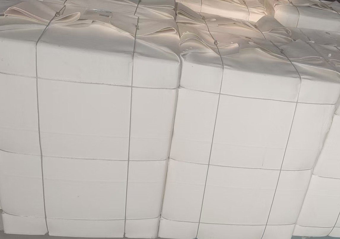 生物涂料产品，彩色液体状材料装在容器中，颜色鲜艳，体现环保涂料特性